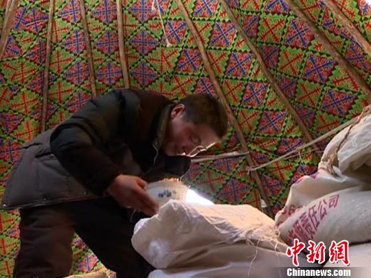 新疆富蕴2万头牛羊被困牧场 民警30小时打通牧