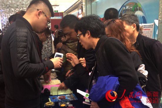 工作人员教消费者辨别真假和田玉。