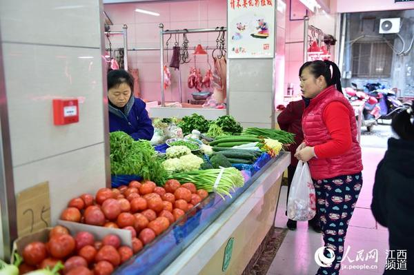 随着天气渐暖，蔬菜大量上市，菜价与春节期间相比大幅下跌。