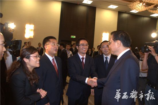 李克强总理与银保握手交流