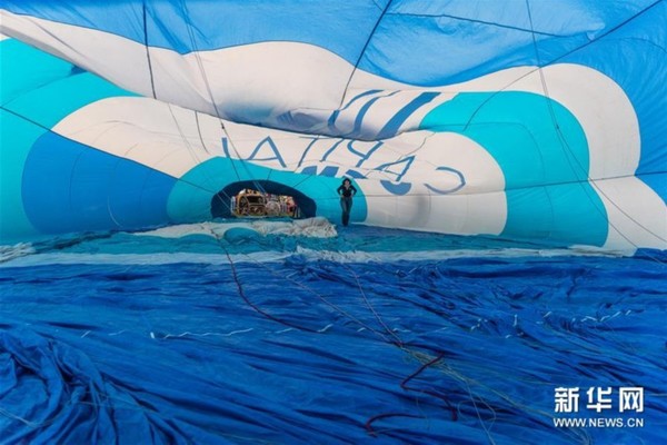 3月15日，在澳大利亚堪培拉，一名女士在热气球内行走。