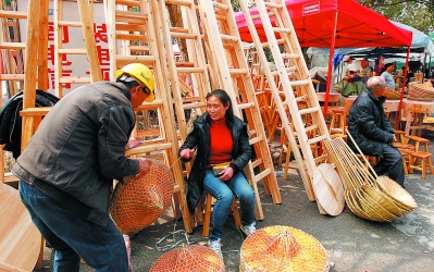 人们在选购木制品。