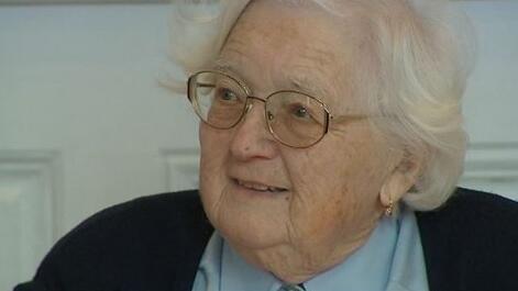 法国91岁老妇获博士学位 苦读30年完成论文|法