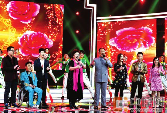 王宽携全家在演出最后唱起了《让爱住我家》,把气氛推向了高潮