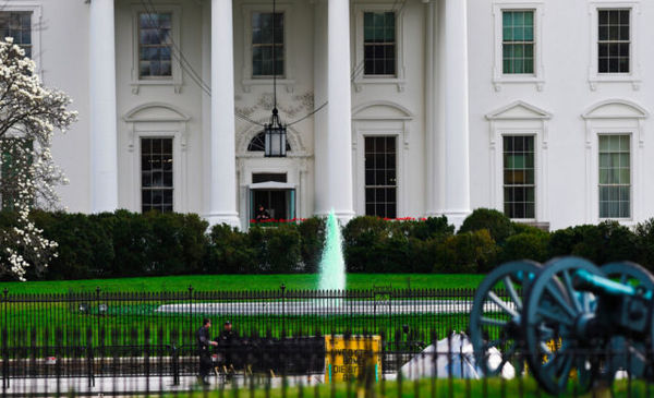 　　3月17日，美国首都华盛顿白宫北侧的喷泉被染成绿色。新华社记者 鲍丹丹摄