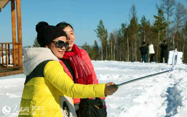 呼中随处有美景，游人开启自拍模式。王平 摄