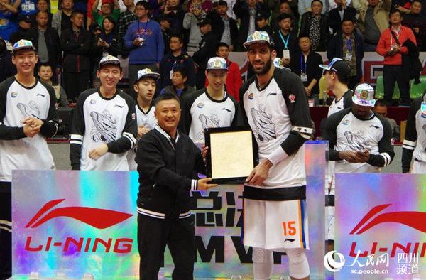 哈达迪当选总决赛MVP，留下自己的手印。（王军 摄）