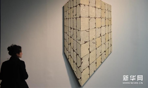 3月19日,观众在观看艺术家蔡磊的作品。