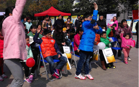 孩子们参加电梯安全知识互动