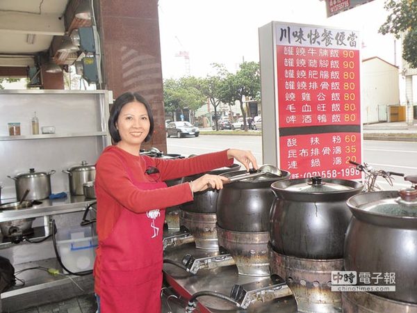 邱晓东把四川传统罐烧菜带到台湾,已成为高雄地区特殊美食。(图片来源:台湾《中时电子报》)