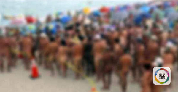 图为日本游客在泰国华欣海滩裸泳的不雅照片。