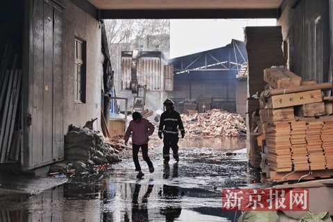 大兴一地板加工厂着火 无人员伤亡|着火|大火