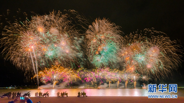 3月19日，堪培拉市格里芬湖畔放烟火，庆祝该市103岁生日。新华网发（钱军摄）