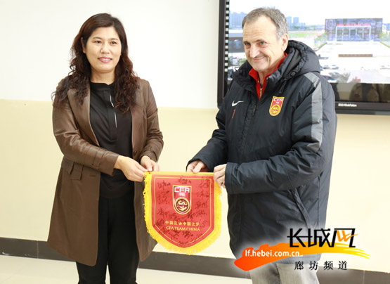 廊坊四中校长解素女接收布鲁诺赠送的礼物。贾淑敏 摄