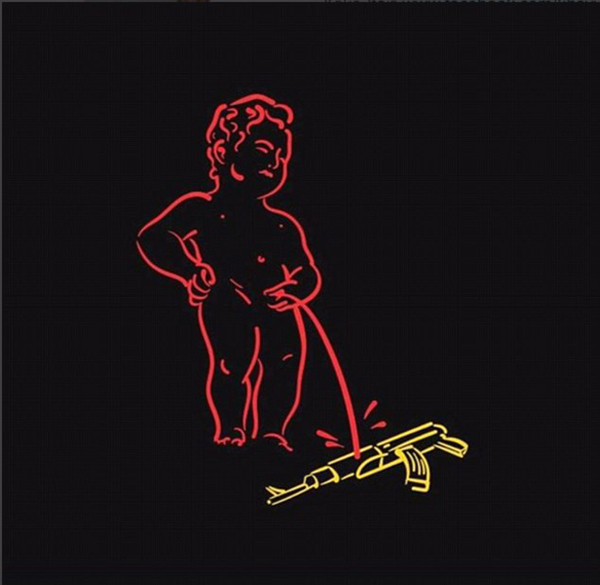 网友绘制的漫画显示小于连向IS武器撒尿。(网页截图)