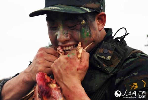 武警特战队员在徒手杀鸡