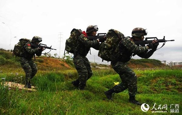 武警特战队员快速出击
