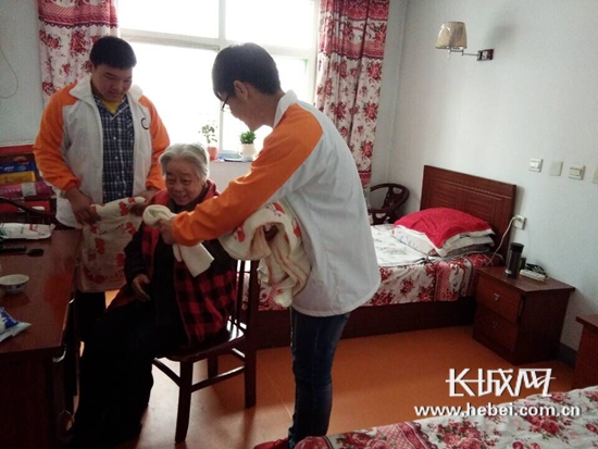 河北经贸大学爱心团队敬老院表演节目慰问老人