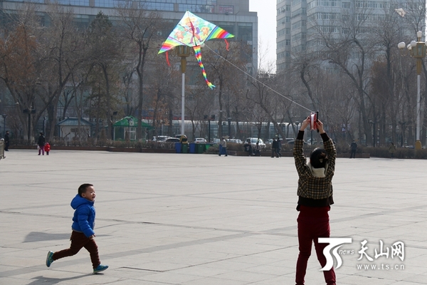乌鲁木齐晴空万里 市民不负春光|家长|孩子_凤