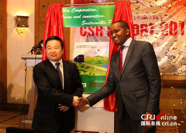 肯尼亚交通部常秘伊兰古（右）与中国路桥董事长文岗共同为报告模型揭幕。邢一行 摄