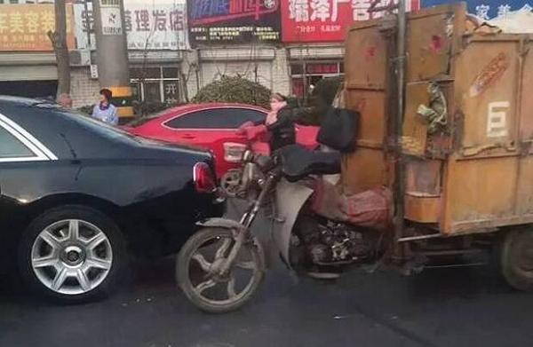 潍坊市区一辆三轮车撞上市价600万元的劳斯莱斯。图片来自网络