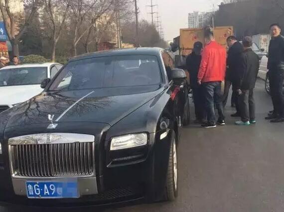 这辆劳斯莱斯的市场售价在600万元左右。图片来自网络