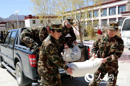 为老人们送去米面