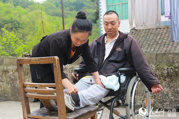 何海英给马艳按摩。（李宝华 摄）