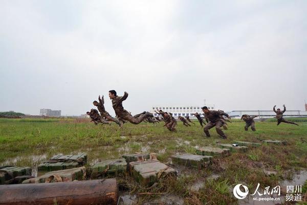 “魔鬼周”极限训练现场正在训练的战士。（图片由武警四川总队报道员提供）