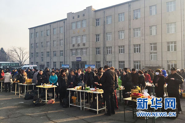 图为不到六点祭祀桌前站满了前来祭祀的市民。新华网张弘典 摄