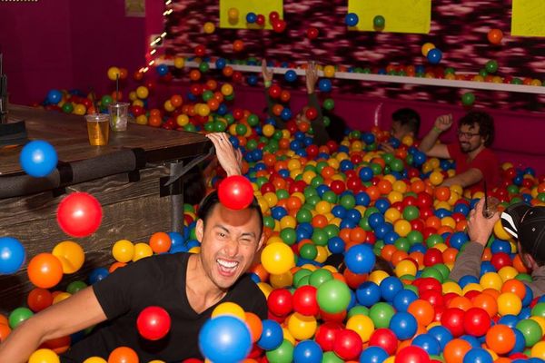 顾客上门之后扑面而来的是4万个塑料海洋球,让成年人们喝一杯的同时,又体验了儿时的乐趣。(网页截图)