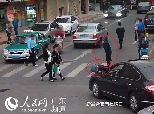 嫌疑人现场“碰瓷”作案时的视频监控画面。广州市公安局供图