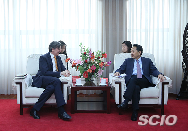 蒋建国会见彭博新闻社总编米思伟先生（焦非 摄）