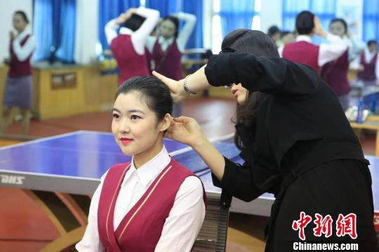 南航在新疆招乘 181人尝鲜空乘制服