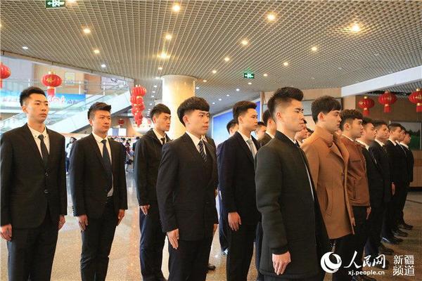 男应聘者做考前准备。贺雯璟摄