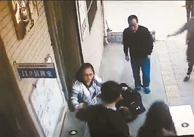 西安一民警因3元停车费殴打六旬保安|小区|物业