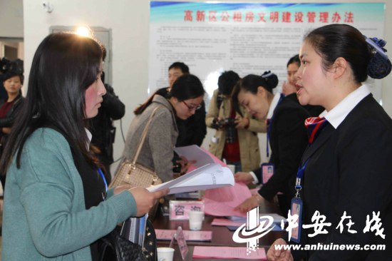 　　图为一位正在申请配租的市民正在询问相关手续