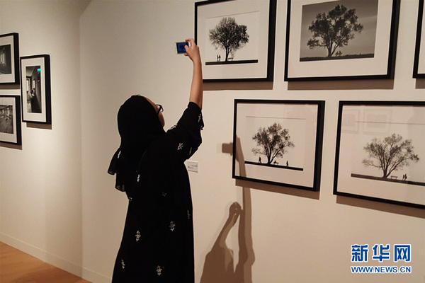 　　一位女参观者在用手机为参展作品拍照。新华网记者马锡平摄