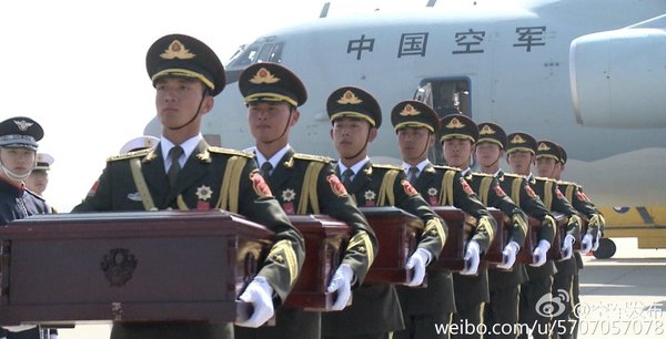 中国军机抵韩 接迎第三批志愿军烈士遗骸回国(组图)