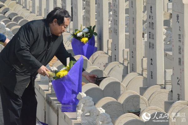 一位老先生走进记者的视线，他先是走到墓碑前，用扫把扫去墓碑上的灰尘，捧着一束鲜花放在墓碑前，静静的哀思。方圆  摄