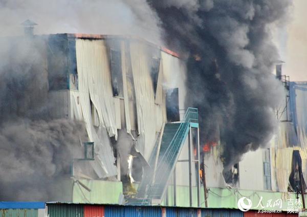 现场又见明火。