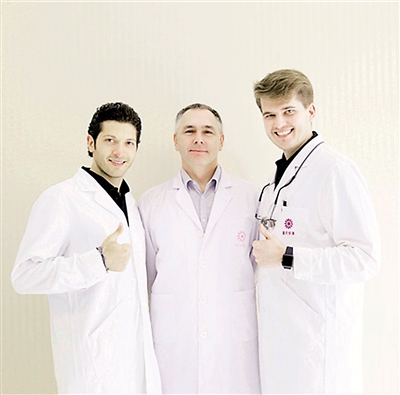 桑德尔博士（右一）和他的团队。