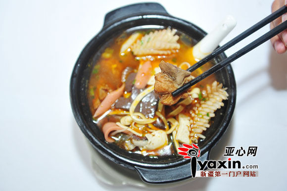 3月30日,乌鲁木齐天山区幸福路眼镜砂锅田螺店,一碗名为“全家福”的砂锅冒着热气。图/记者 谢鹏 摄