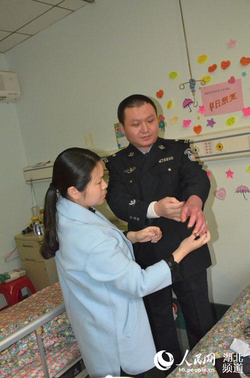妻子为吴俊整理警服