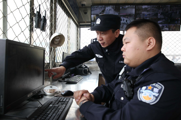 3月31日，武昌火车站，铁路民警杨铁明、杨斌查看案发当日视频监控。