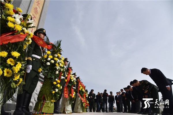 　　4月1日，在库尔勒市烈士陵园，巴州和库尔勒市领导在烈士纪念碑前鞠躬。