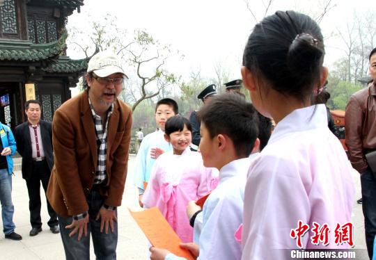 图为夏昆在扬州给孩子们讲授诗词。　崔佳明 摄