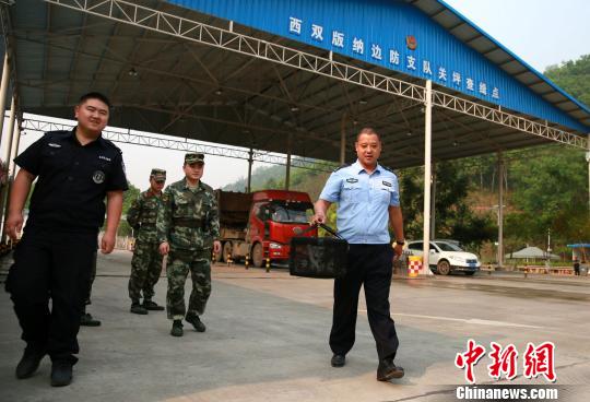 图为武警官兵向森林公安民警移交壁虎 常宗波 摄