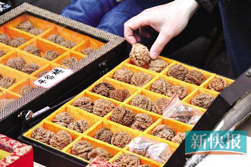 ■文玩核桃成为不少文化市场的热点。新华社发