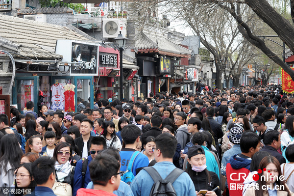 北京清明小长假首日 南锣鼓巷人满为患(组图)|